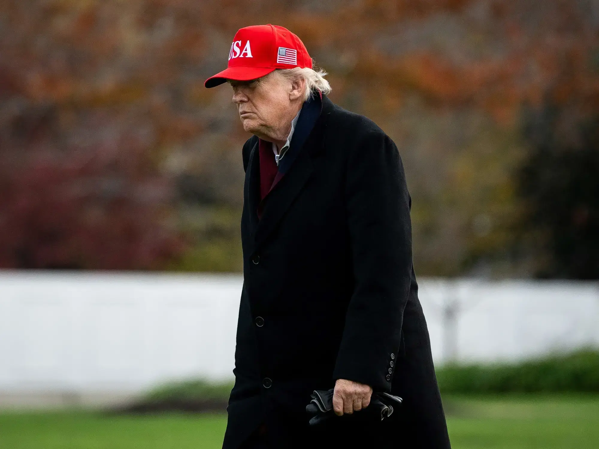 El presidente Donald Trump camino a su oficina en el Salón Oval
