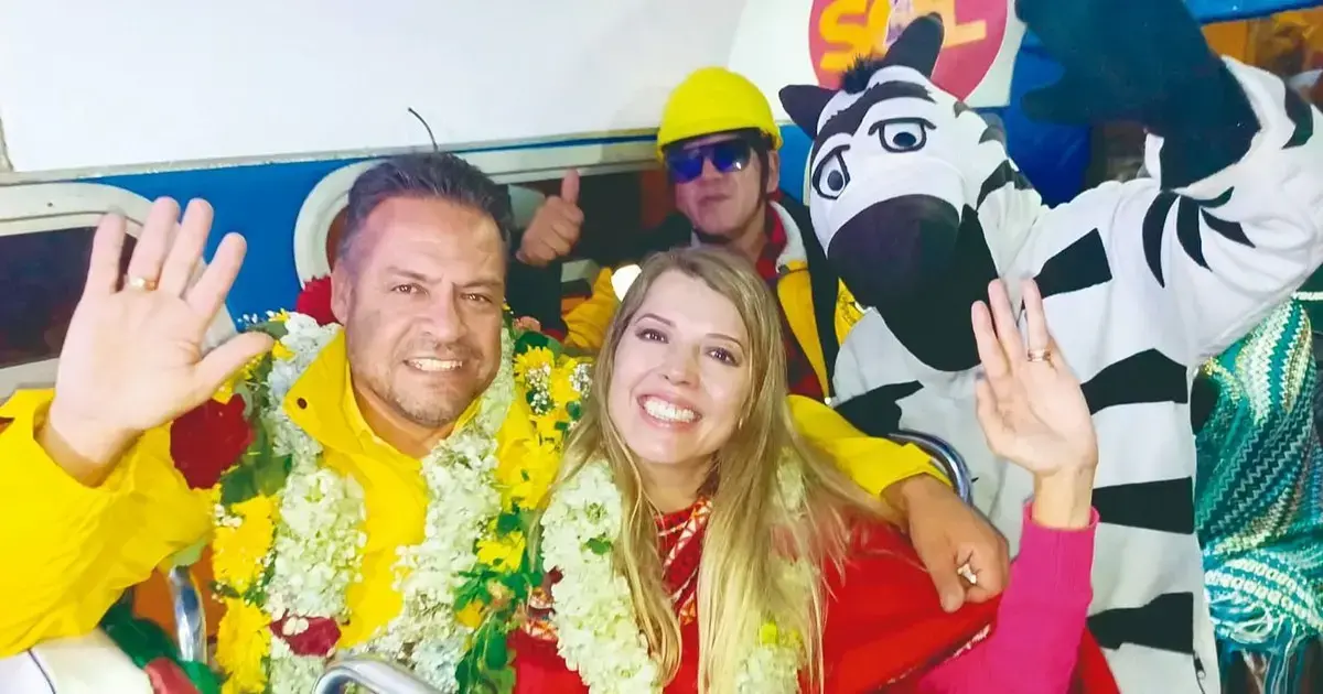 Luis Revilla siendo recibido en el aeropuerto de El Alto
