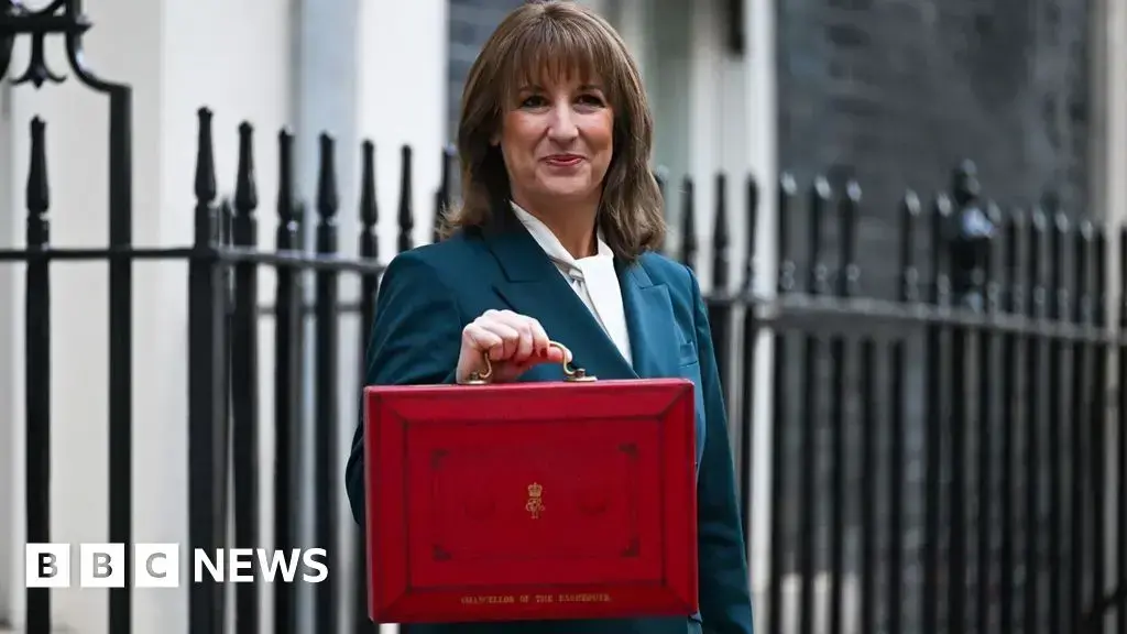 Rachel Reeves sale del 11 de Downing Street con el maletín tradicional.