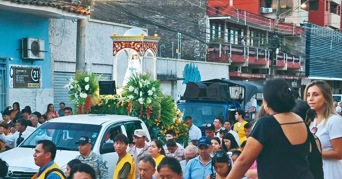 Cientos de devotos acompañaron a la Virgen en procesión