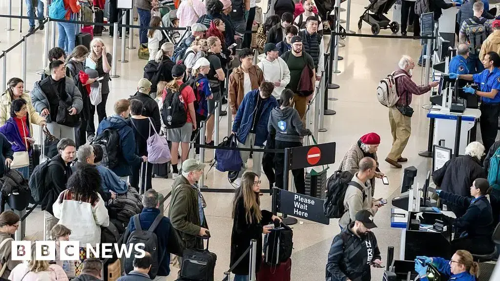 Viajeros esperan en una larga fila de seguridad en el Aeropuerto Internacional de San Francisco.