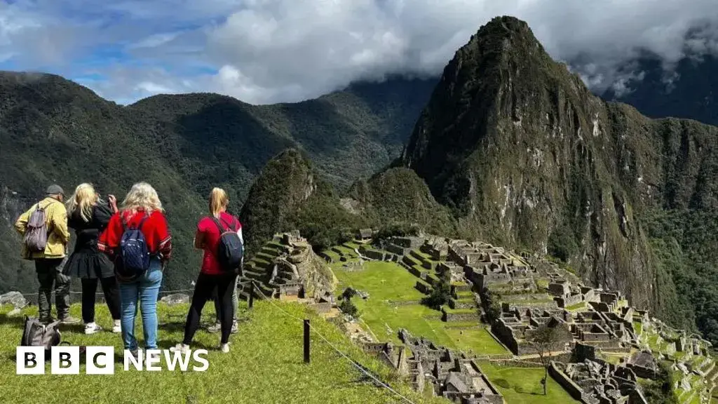 Un autobús transporta turistas hacia Machu Picchu desde Aguas Calientes