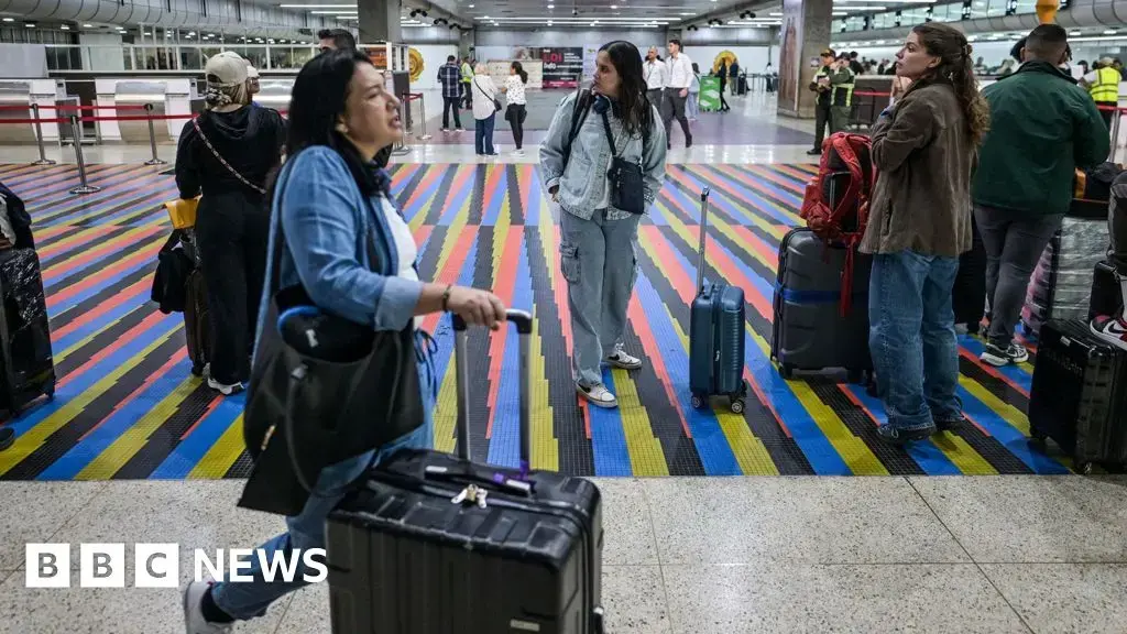 Avión de una aerolínea comercial en un aeropuerto.