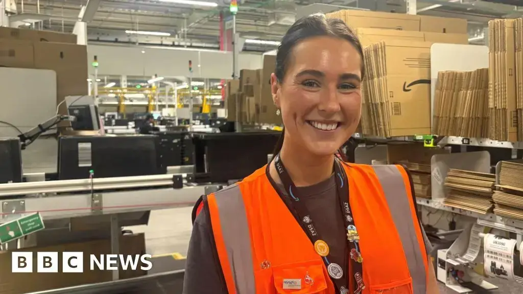 Robots amarillos transportando estanterías en el almacén de Amazon