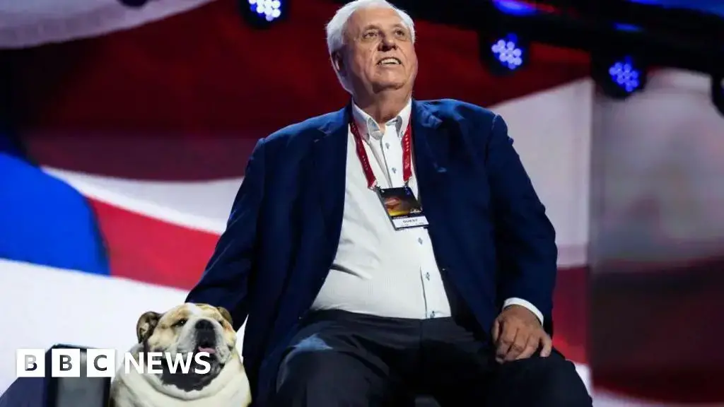 Jim Justice, visto aquí en la Convención Nacional Republicana de 2024 con su bulldog, ha acordado pagar millones en impuestos