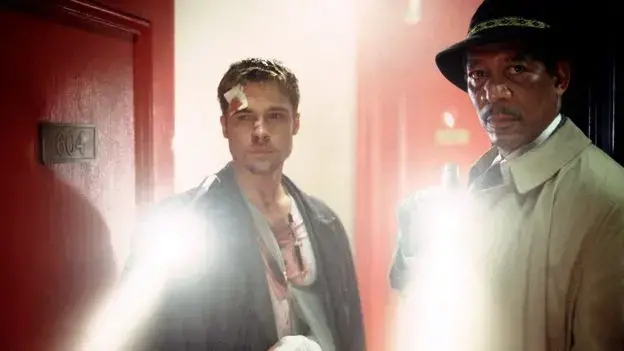 Morgan Freeman y Brad Pitt en una escena de la película Seven.