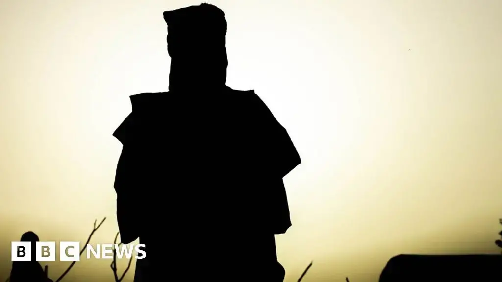 Nomadas cruzan el desierto del norte de Mali con sus camellos