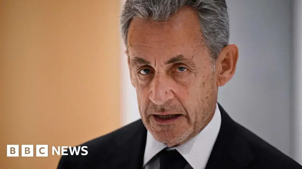 Nicolas Sarkozy sale del tribunal tras la confirmación de su condena