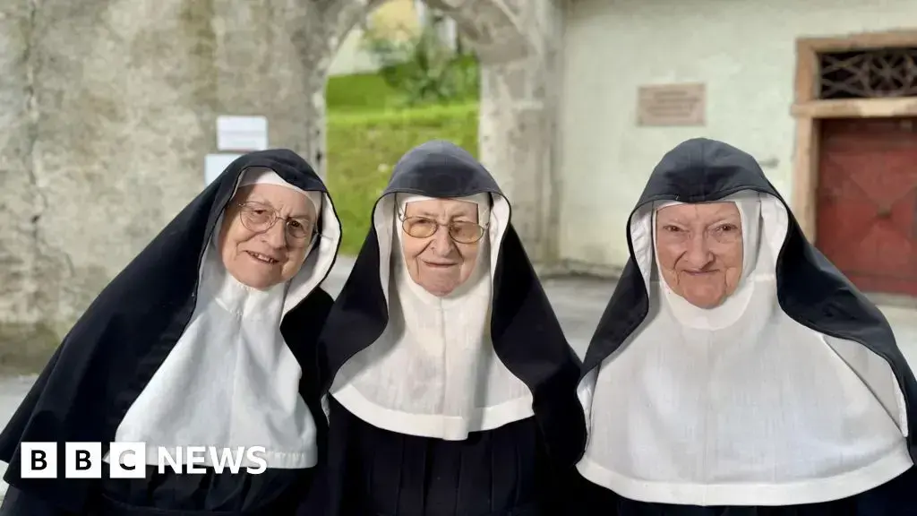 La hermana Rita (izquierda), la hermana Regina (centro) y la hermana Bernadette en el convento.