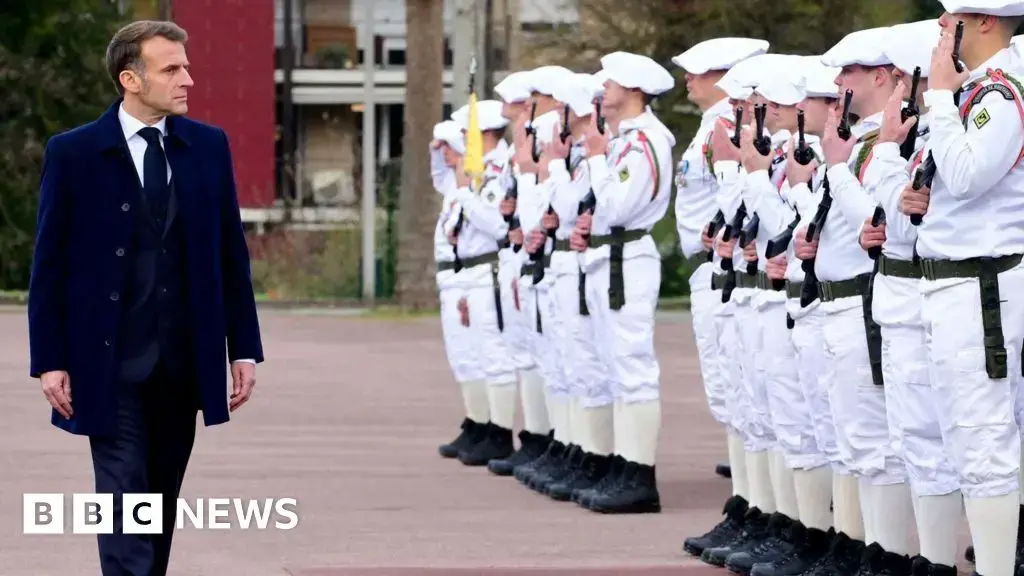 Presidente Macron durante el anuncio del nuevo servicio nacional en una base de infantería cerca de Grenoble