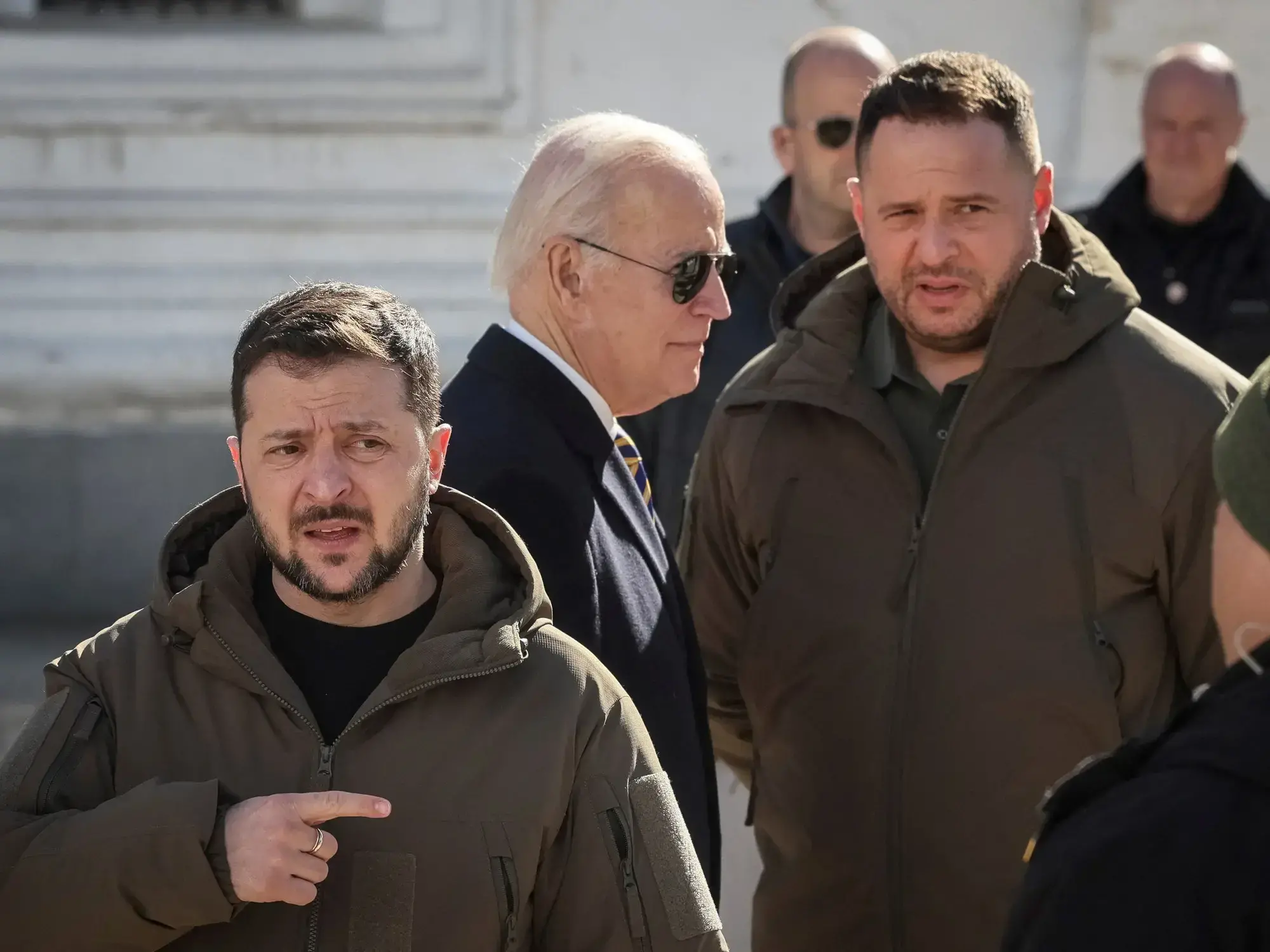 Volodimir Zelenski es seguido por su segundo, Andrii Yermak, en una imagen de 2023.