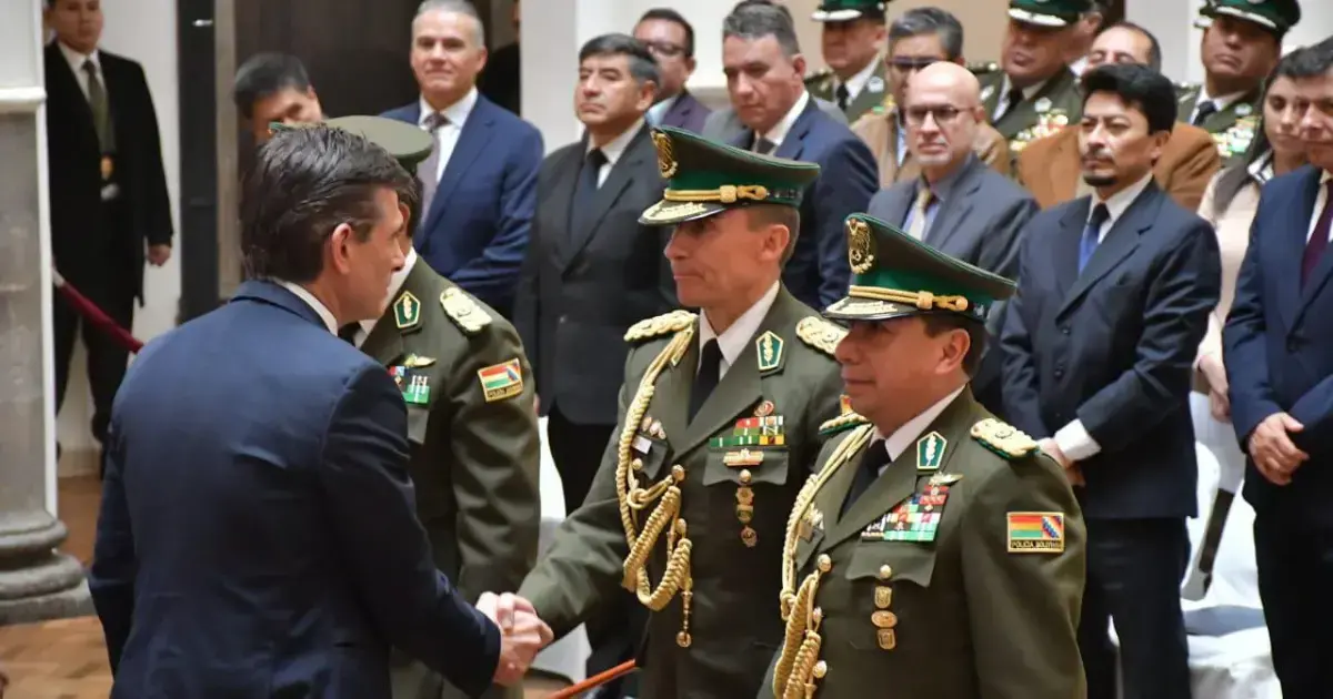 Mirko Sokol (centro) asumió en remplazo de Russo