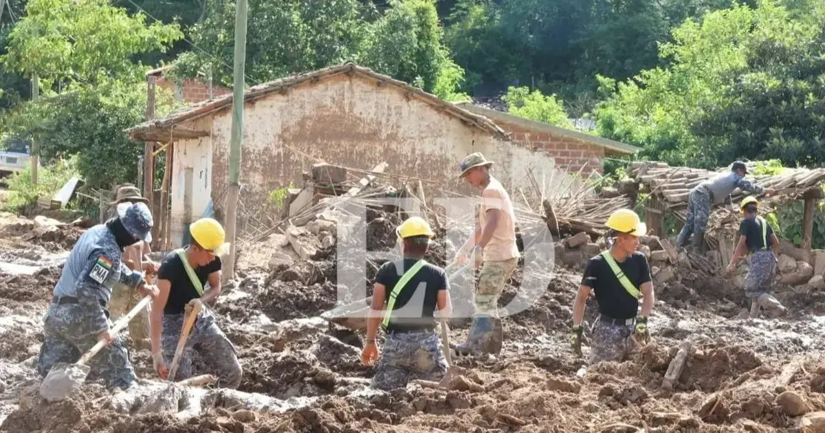 Soldaditos y voluntarios trabajan en medio del lodo como parte de las operaciones de rescate y restauración