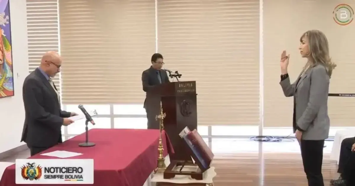 Ministro Jose Luis Lupo toma juramento a Ximena Galarza