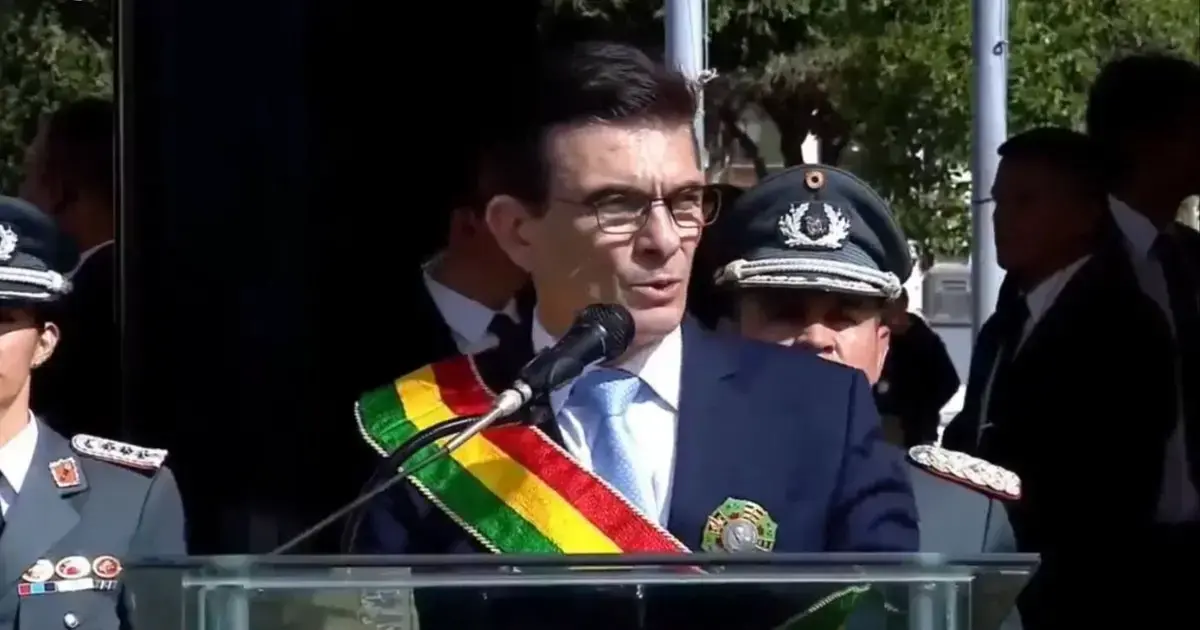 El presidente Rodrigo Paz durante su intervención en el acto militar