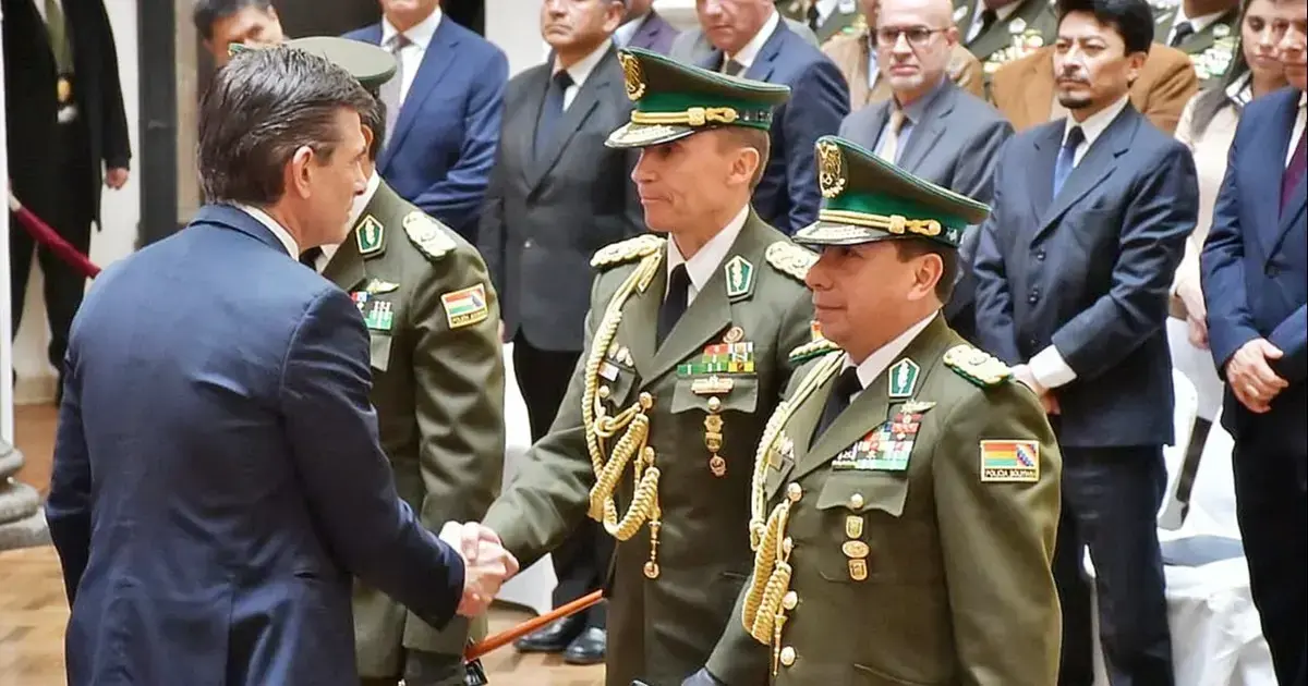 El presidente saluda al Nuevo Alto Mando de la Policía.