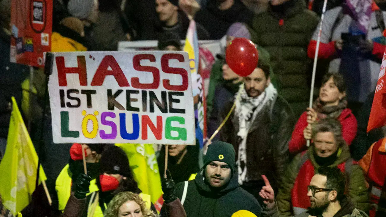 Manifestantes con pancartas protestan en Gießen contra la fundación de la nueva organización juvenil de la AfD.