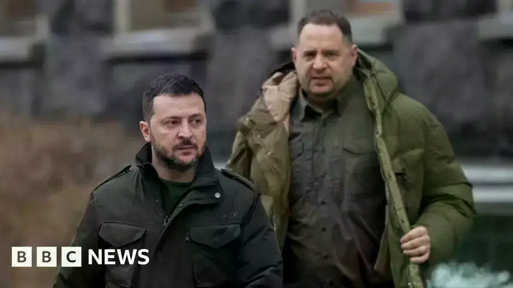 Andriy Yermak (derecha) era una presencia constante junto al presidente Volodymyr Zelensky.