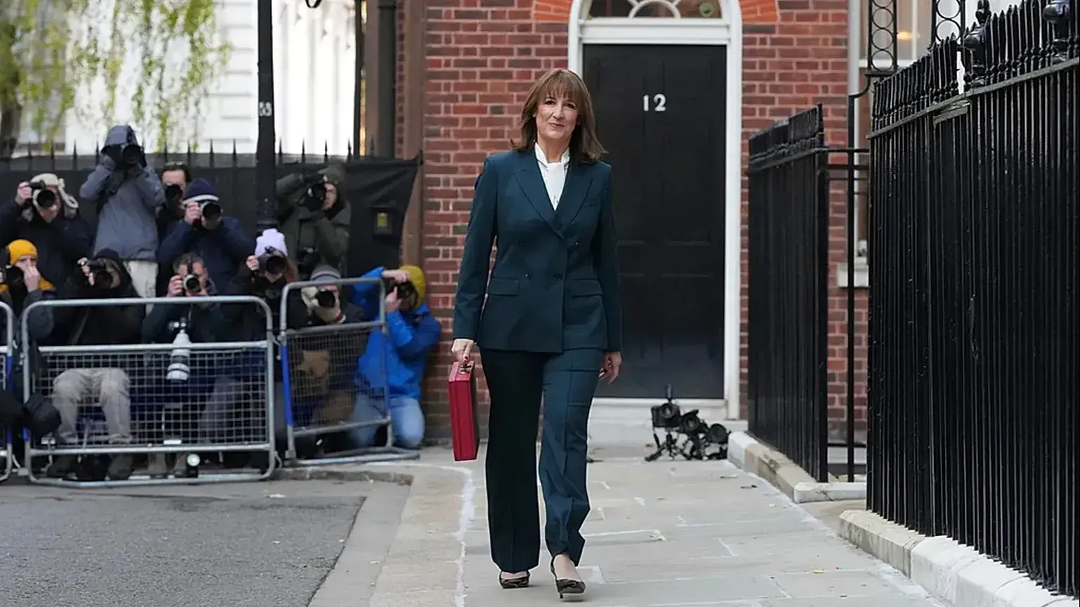 La ministra de Hacienda británica Rachel Reeves sale de Downing Street 11 con su caja roja ministerial antes de su discurso d