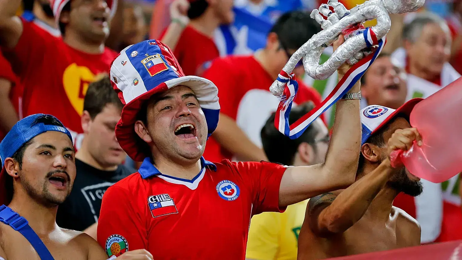 Aficionados chilenos reaccionan antes de un partido del Mundial de 2014 en la Arena Pantanal de Cuiabá, Brasil.