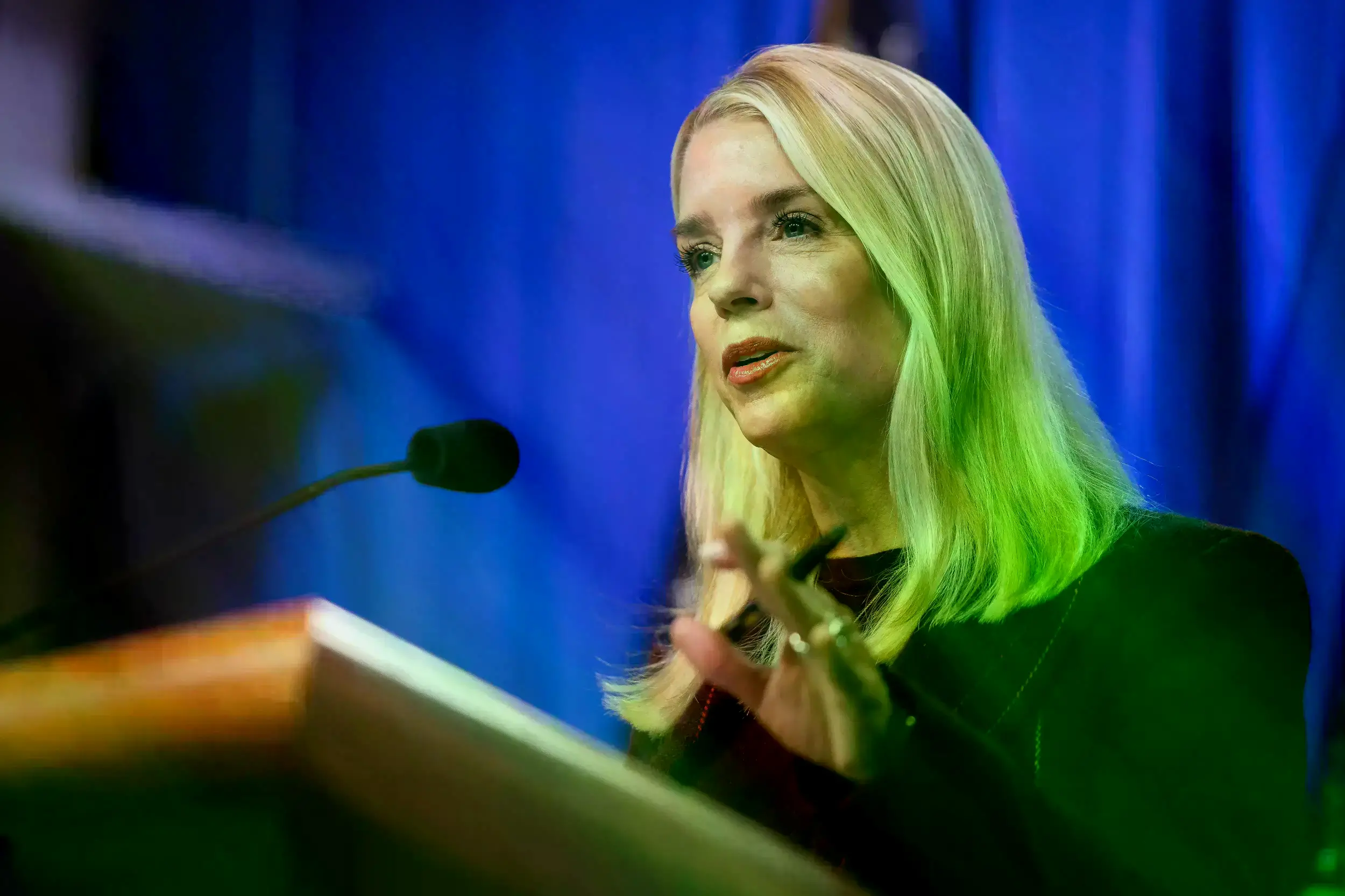 La fiscal general Pam Bondi habla durante un anuncio en la sede del Departamento de Justicia en Washington