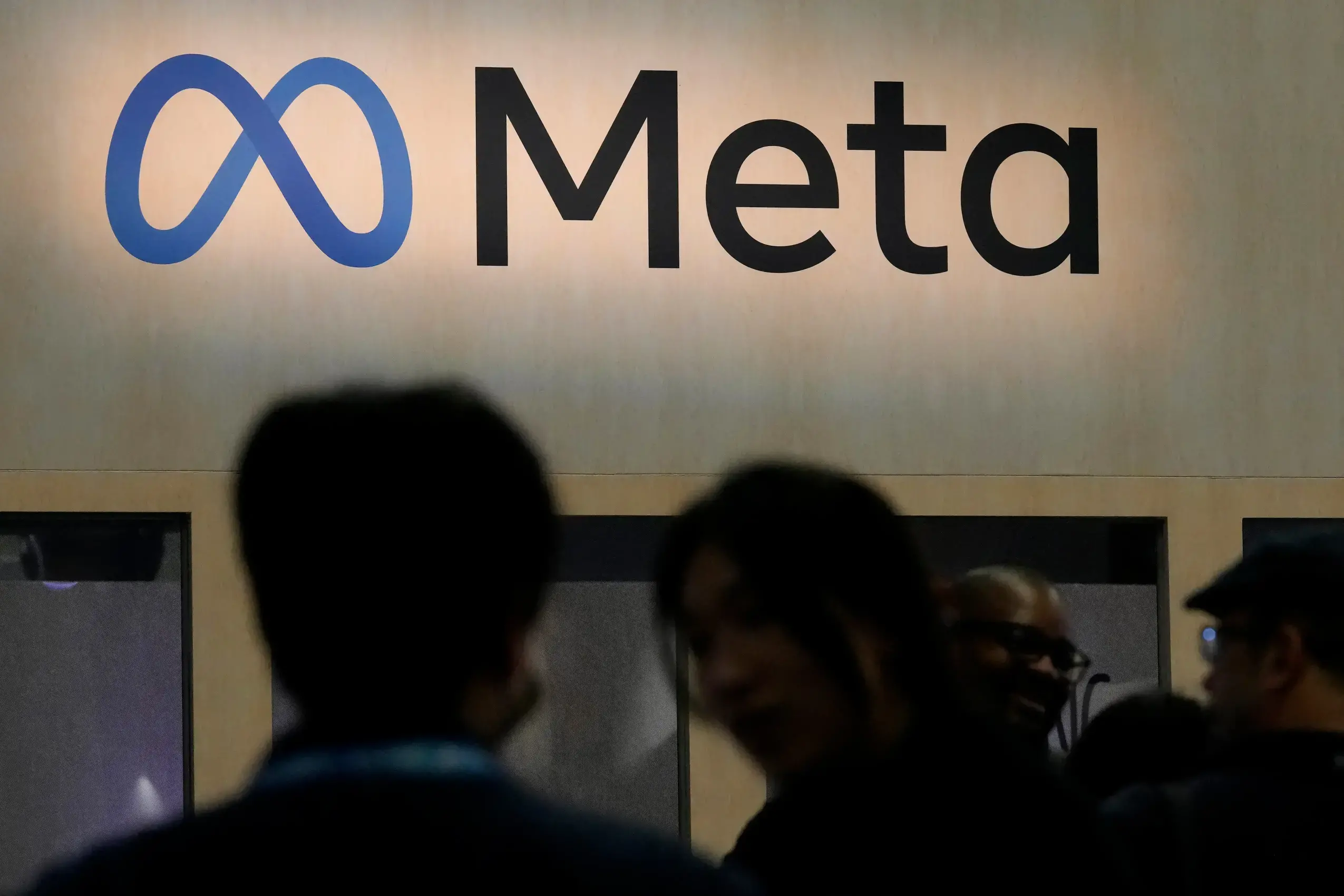 Asistentes visitan el stand de Meta en la Game Developers Conference 2023 en San Francisco.