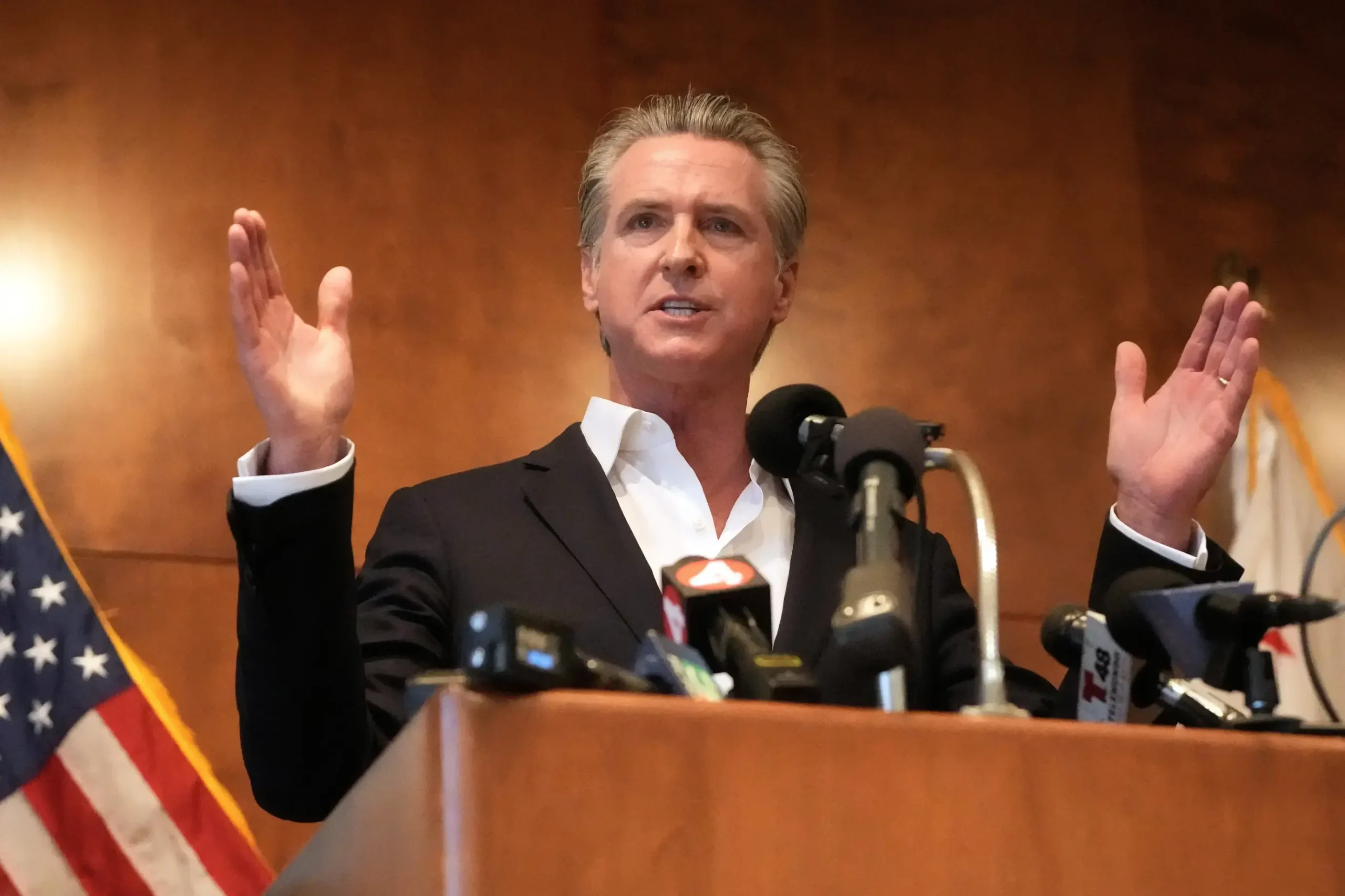 Gavin Newsom durante un acto de campaña