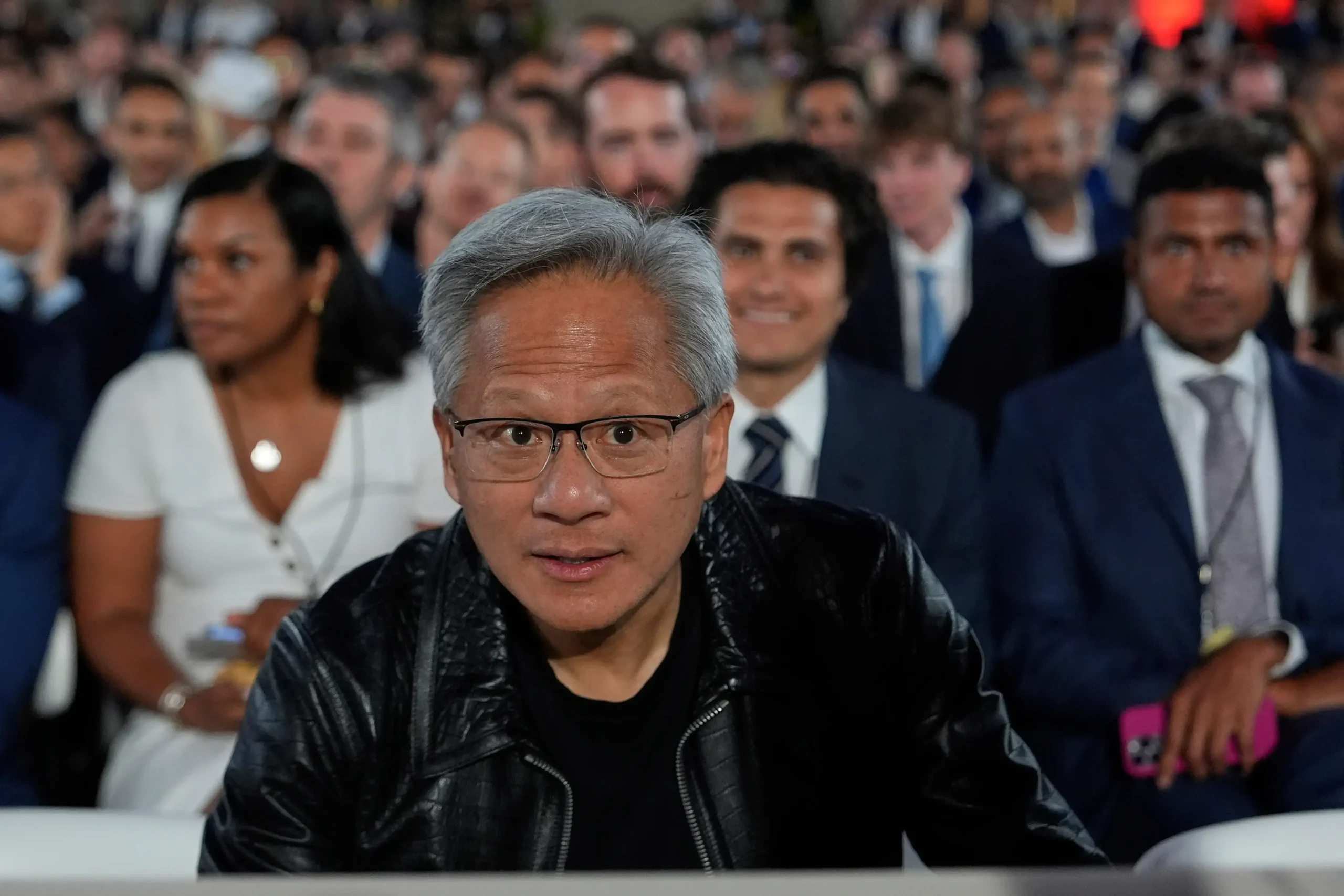 Jensen Huang llega antes de que hable el presidente Donald Trump durante una cumbre de IA en Washington.