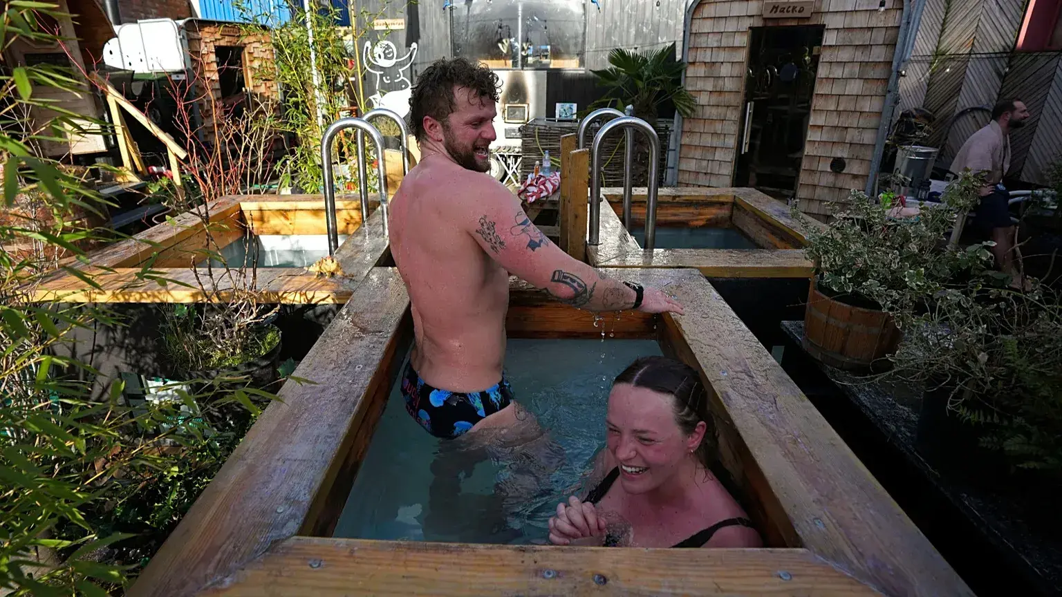 Callum Heinrich y Ella Price disfrutan de su sesión de sauna en los baños comunitarios de Hackney Wick, en Londres.