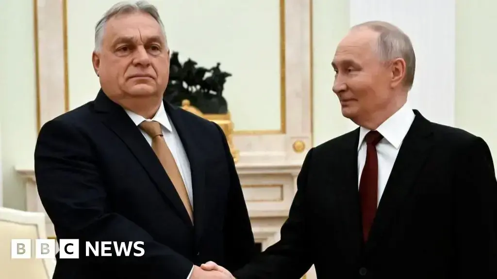 Viktor Orban y Vladimir Putin se saludan en Moscú