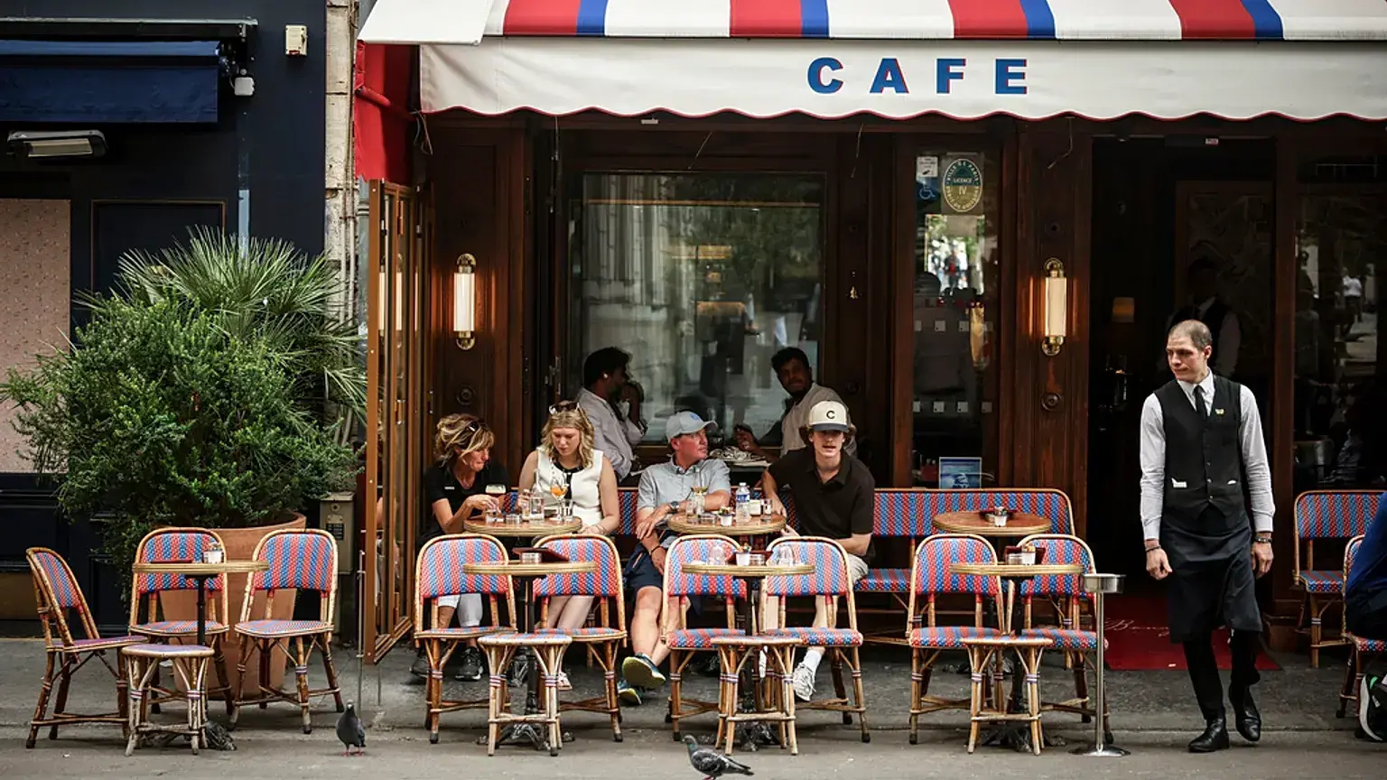 Un camarero en un café de París el martes 29 de julio de 2025