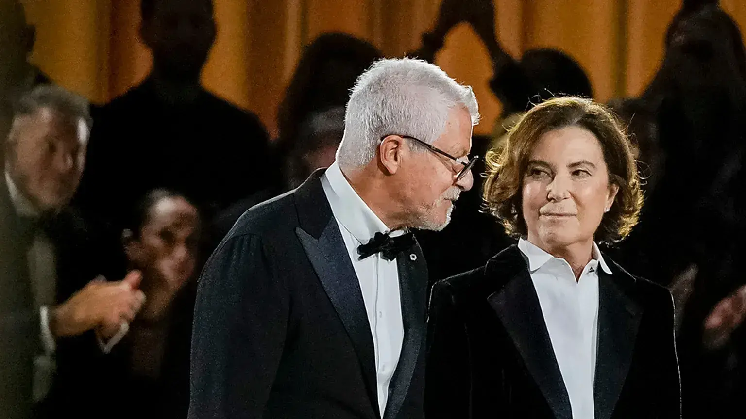 El presidente de Armani Pantaleo Dell'Orco y la sobrina de Giorgio Armani, Silvana Armani, en un desfile en Milán.