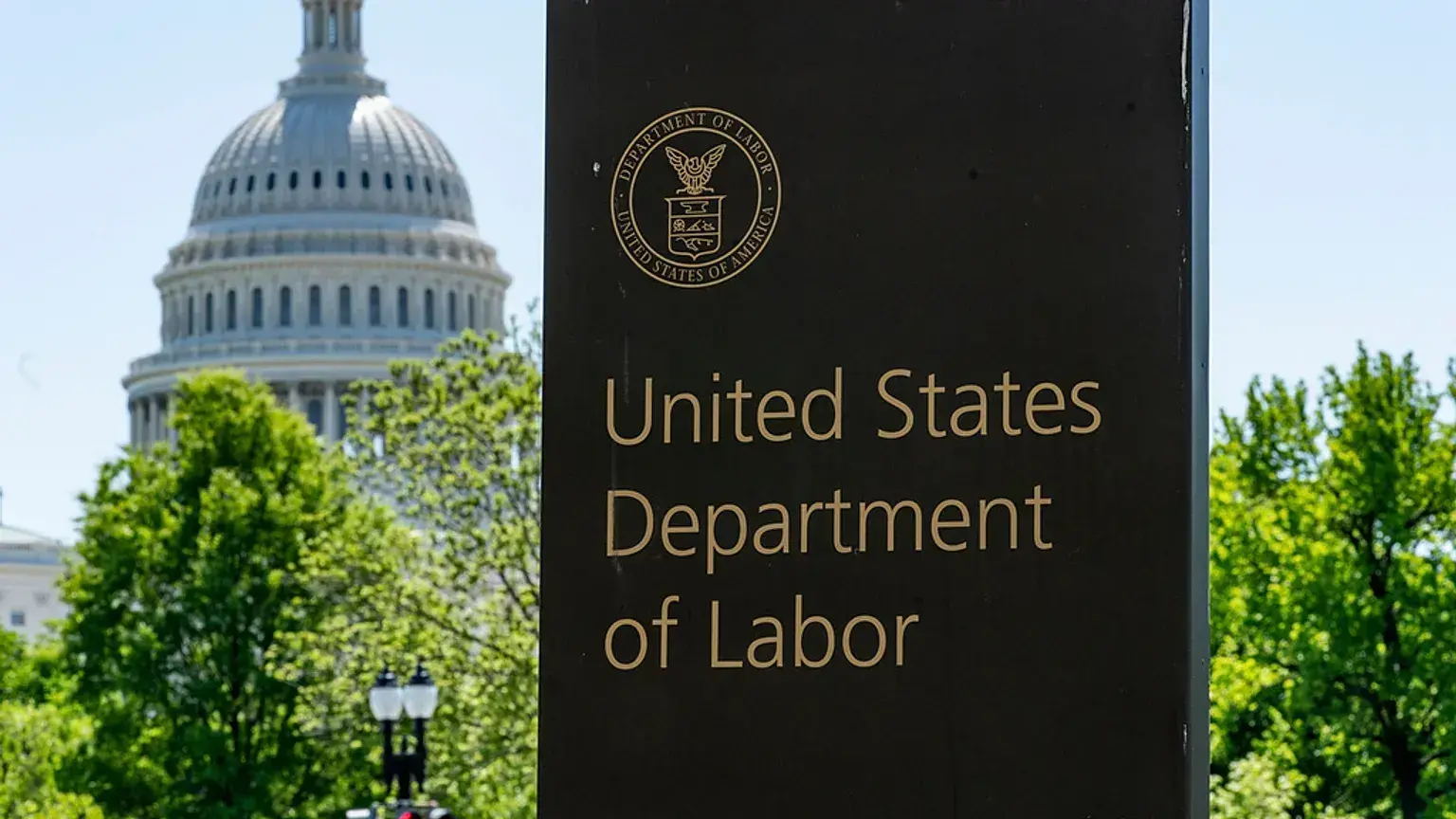 Entrada al Departamento de Trabajo cerca del Capitolio en Washington.