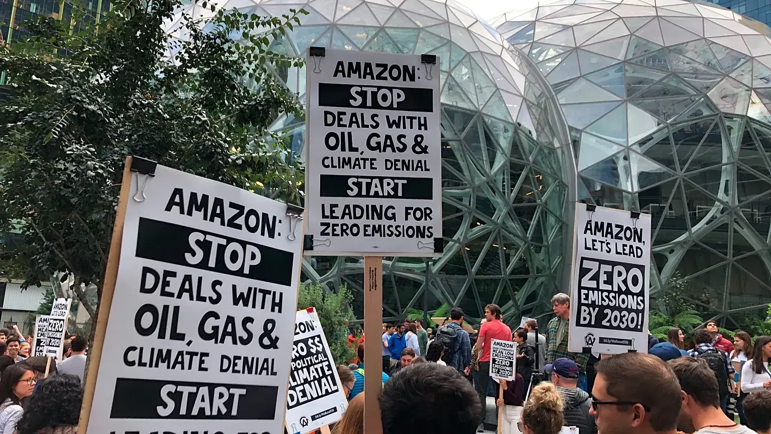 Trabajadores de Amazon se suman a una huelga por el clima en Seattle, frente a las Spheres, el 20 de septiembre de 2019.