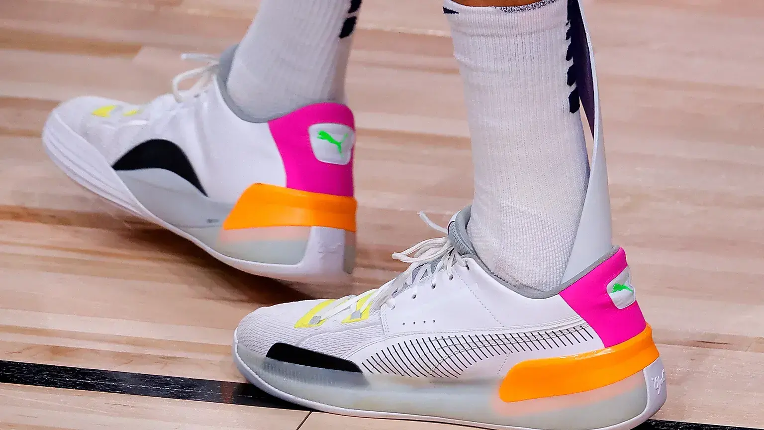Michael Porter Jr., de los Denver Nuggets, está en la pista con zapatillas Puma.