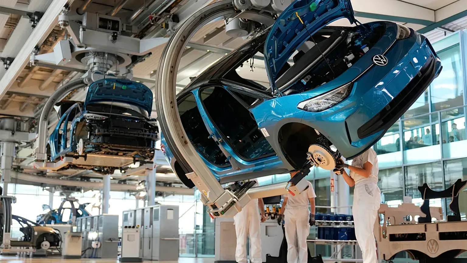 Empleados ensamblan un coche eléctrico ID.3 en la Fábrica Transparente de Volkswagen en Dresde.