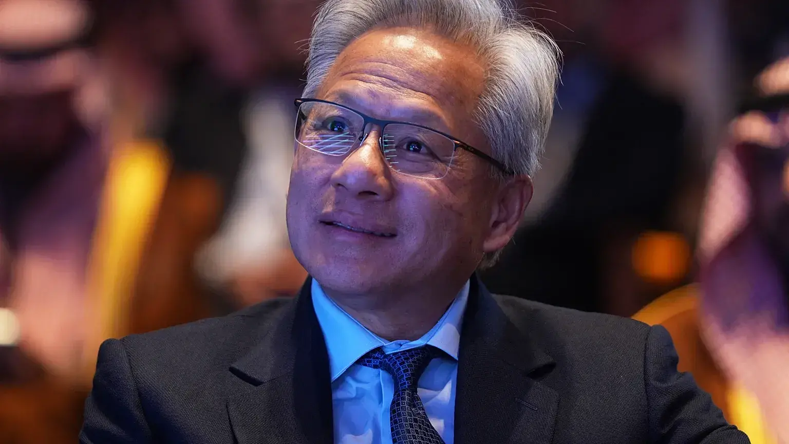 El CEO de Nvidia, Jensen Huang, escucha mientras el presidente Donald Trump habla durante el Foro de Inversión Saudí.