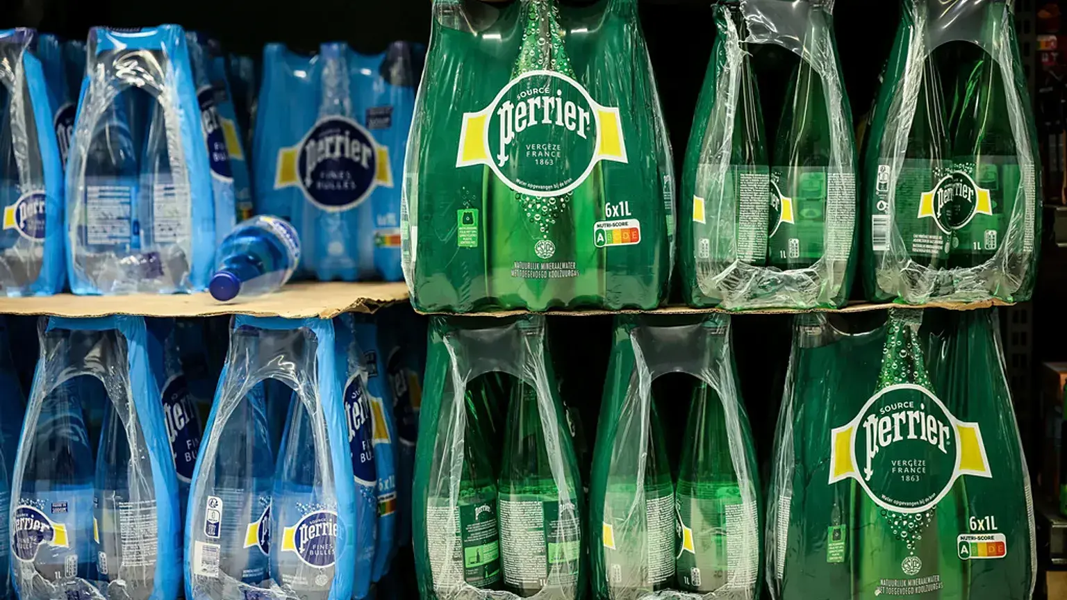 Botellas de Perrier en un supermercado