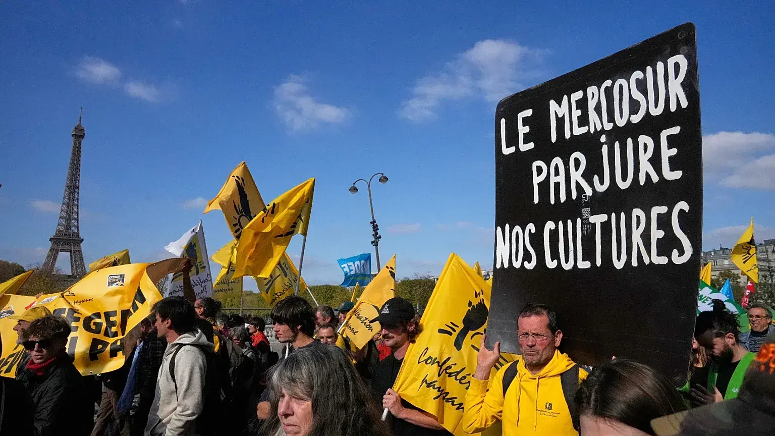 Agricultores franceses protestan contra el acuerdo comercial de Mercosur en París