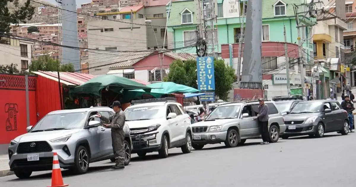 Fila de motorizados para la Inspección Técnica Vehicular (ITV) en la plaza Villarroel, en la ciudad de La Paz.