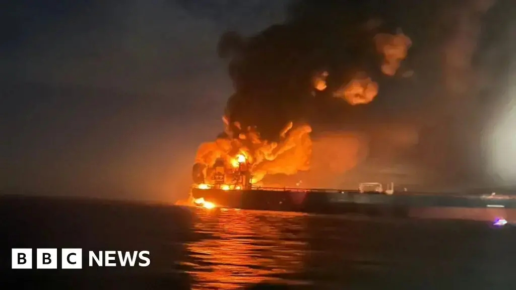 Dron naval ucraniano impactando contra un buque cisterna ruso