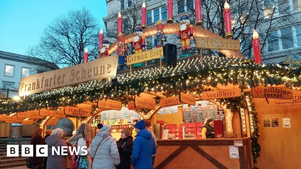Puestos de madera en el mercado navideño de Birmingham, inspirado en el de Frankfurt.