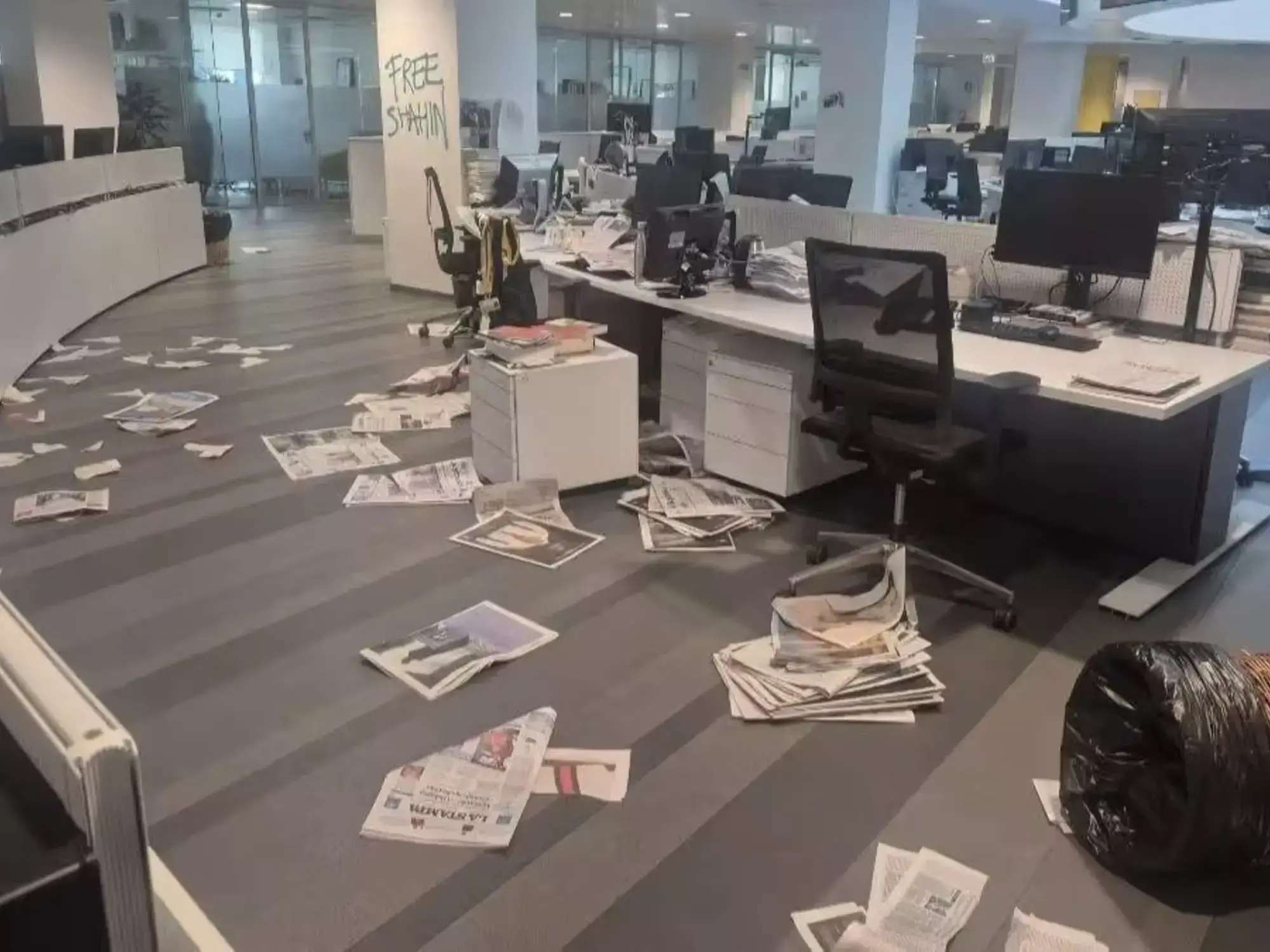 Fachada o interior vandalizado de la redacción de La Stampa
