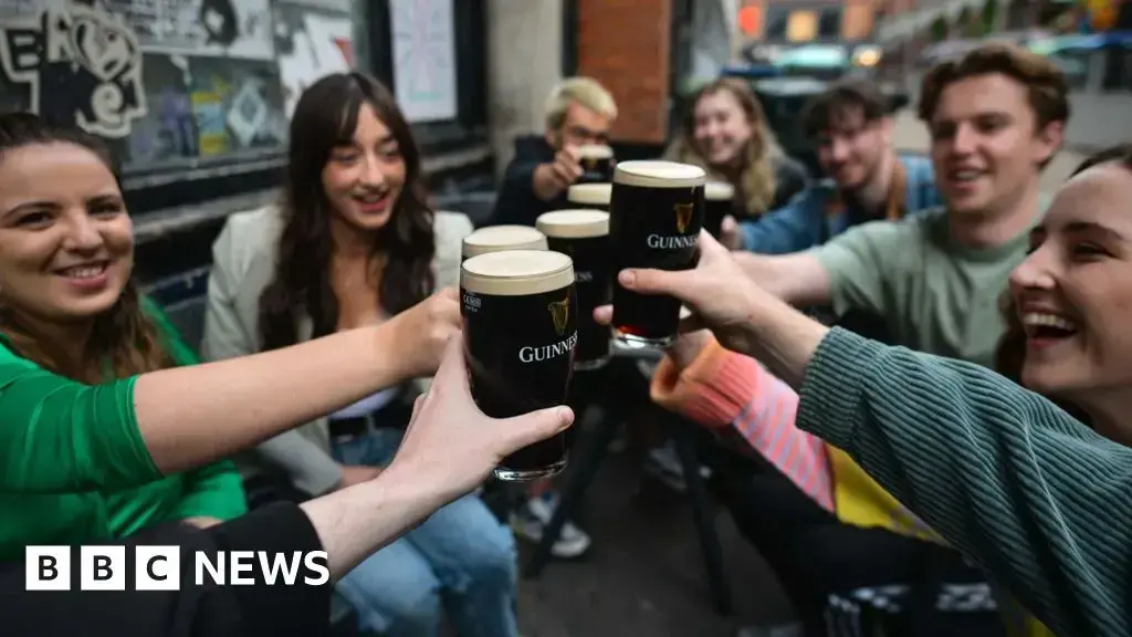 Jóvenes socializando en un pub de Dublín