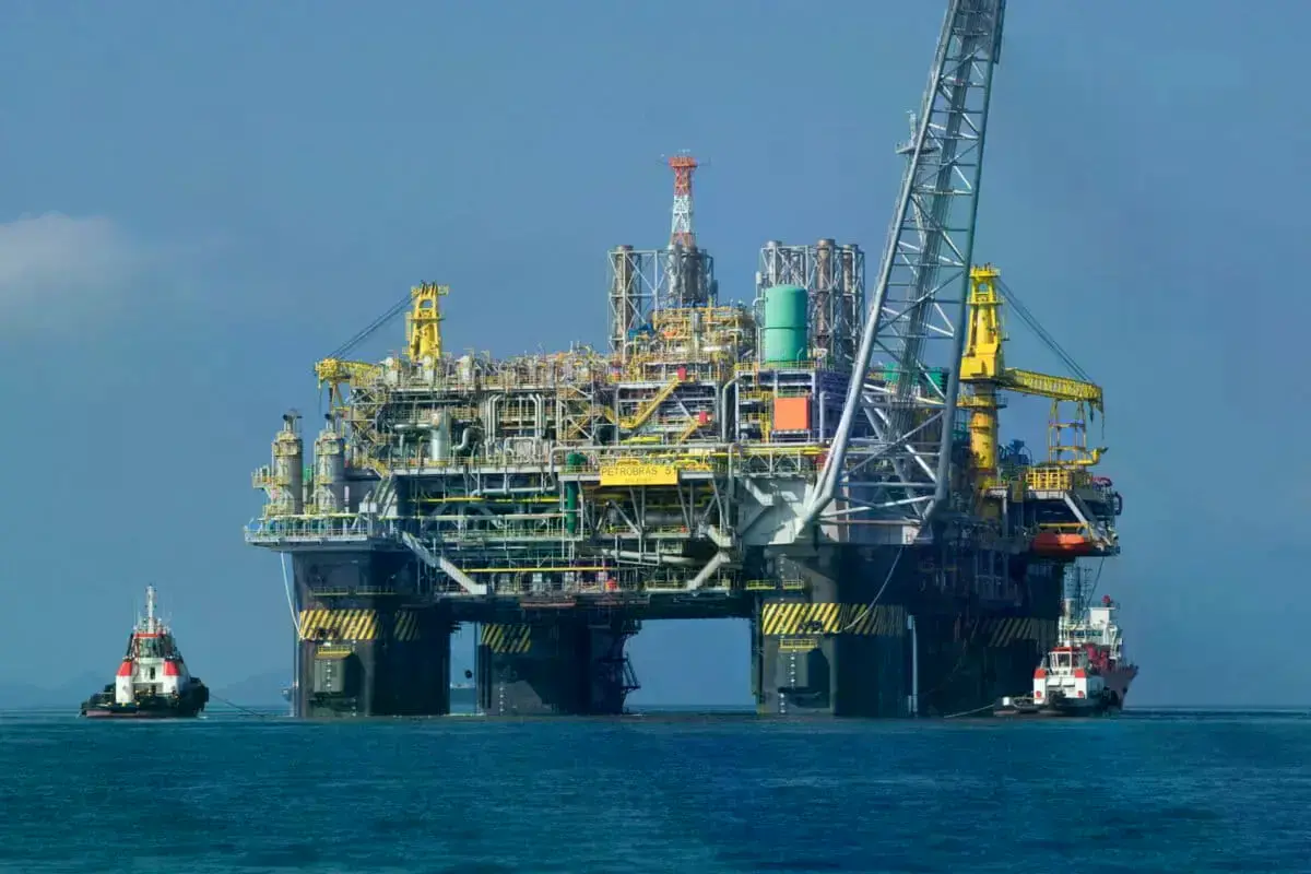 Plataforma de exploración petrolera de Petrobras entre dos embarcaciones