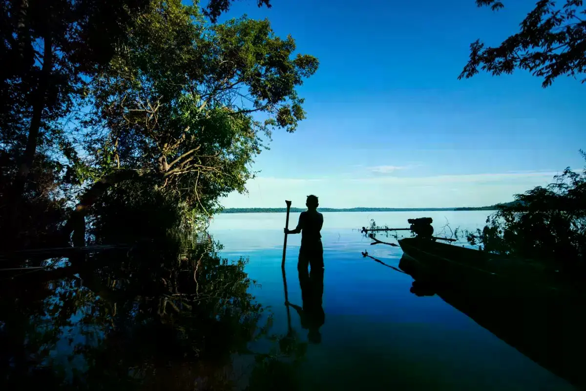 Munduruku en el río Tapajós, junto a la Tierra Indígena Sawré Muybu, hogar del pueblo Munduruku, estado de Pará, Brasil.