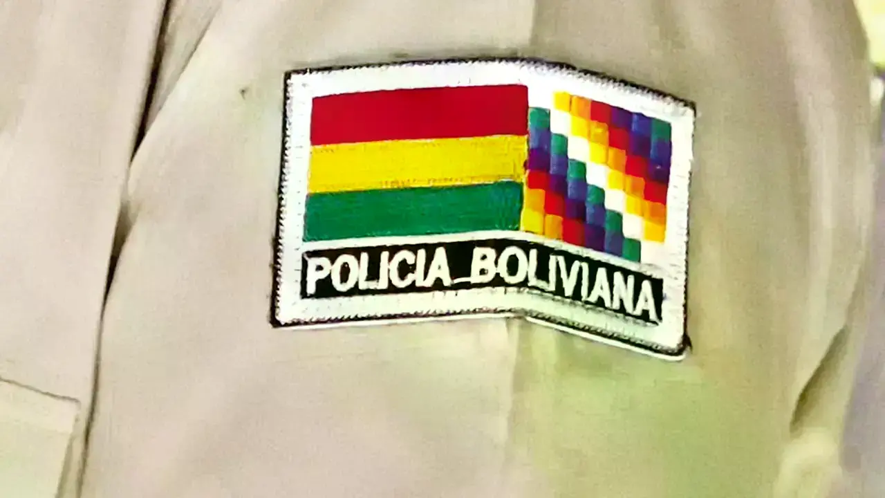 Fotografía ilustrativa del uniforme de un policía.
