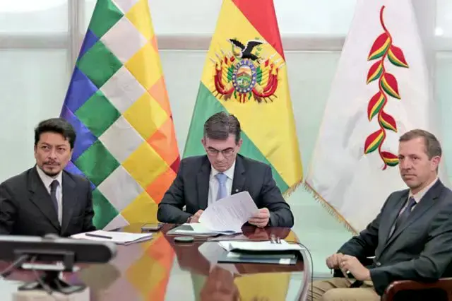 Presidente boliviano Rodrigo Paz durante la videoconferencia con el mandatario peruano.