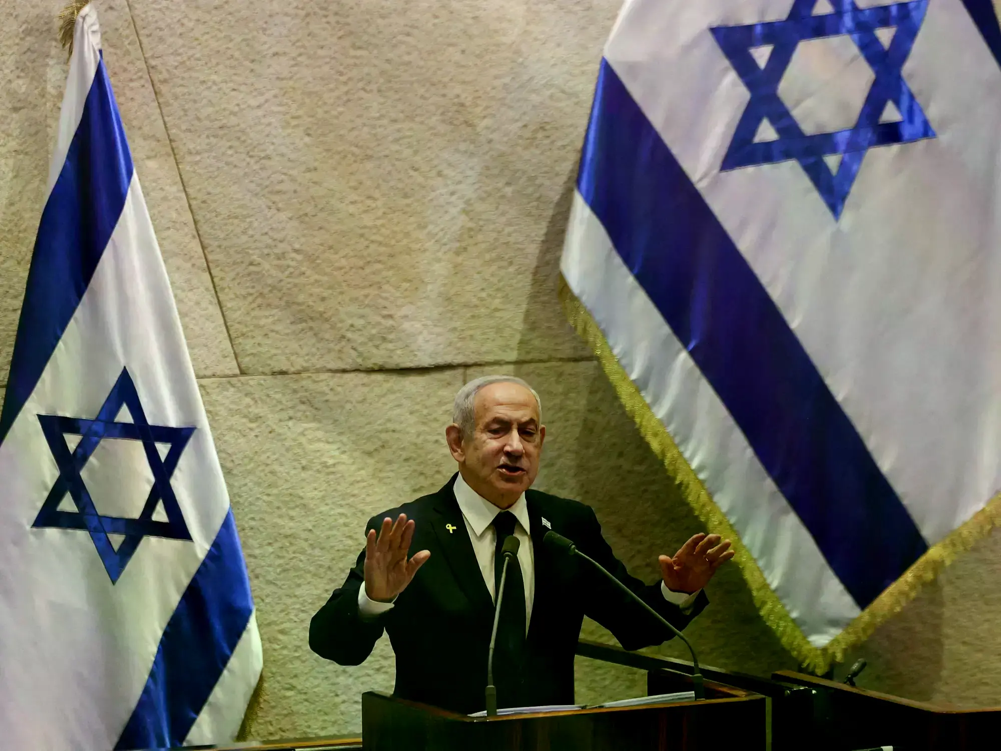 El primer ministro israelí, Benjamin Netanyahu, habla en el pleno de la Knesset en Jerusalén