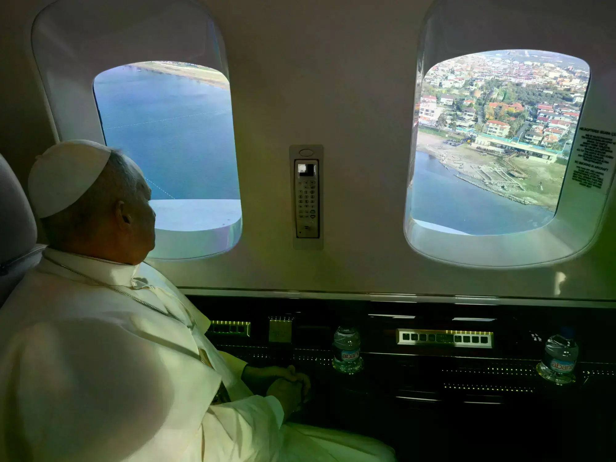 El papa León XIV conversa con el primer ministro libanés, Nawaf Salam, durante su encuentro en el Palacio Presidencial de Bei